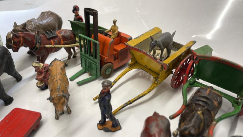 LEAD FARM AND ZOO: HILL & CO HORSE-DRAWN CART, ANOTHER BY BRITAINS, VARIOUS FIGURES AND ANIMALS, - Bild 3 aus 4
