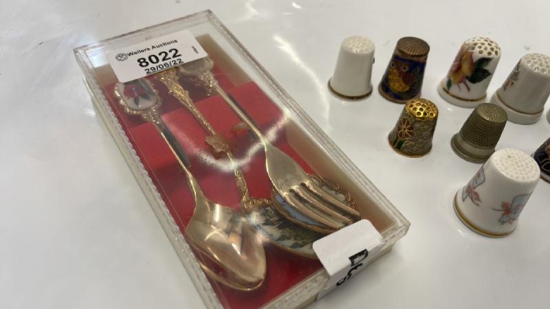 10 THIMBLES IN PORCLELAIN, METAL AND CLOISONNE; THREE SOUVENIR SPOONS AND FORK - Image 3 of 3