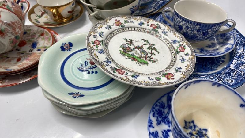 CALYX WARE SOUP BOWLS AND SAUCERS; CHINESE EGGSHELL TEA SET; OTHER DECORATIVE CHINA - Bild 2 aus 5