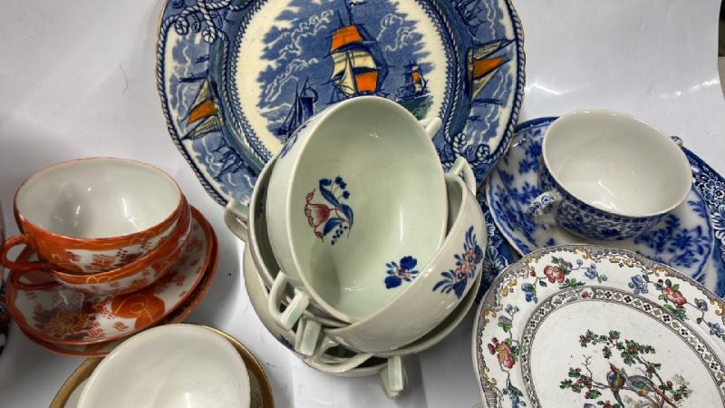 CALYX WARE SOUP BOWLS AND SAUCERS; CHINESE EGGSHELL TEA SET; OTHER DECORATIVE CHINA - Bild 5 aus 5