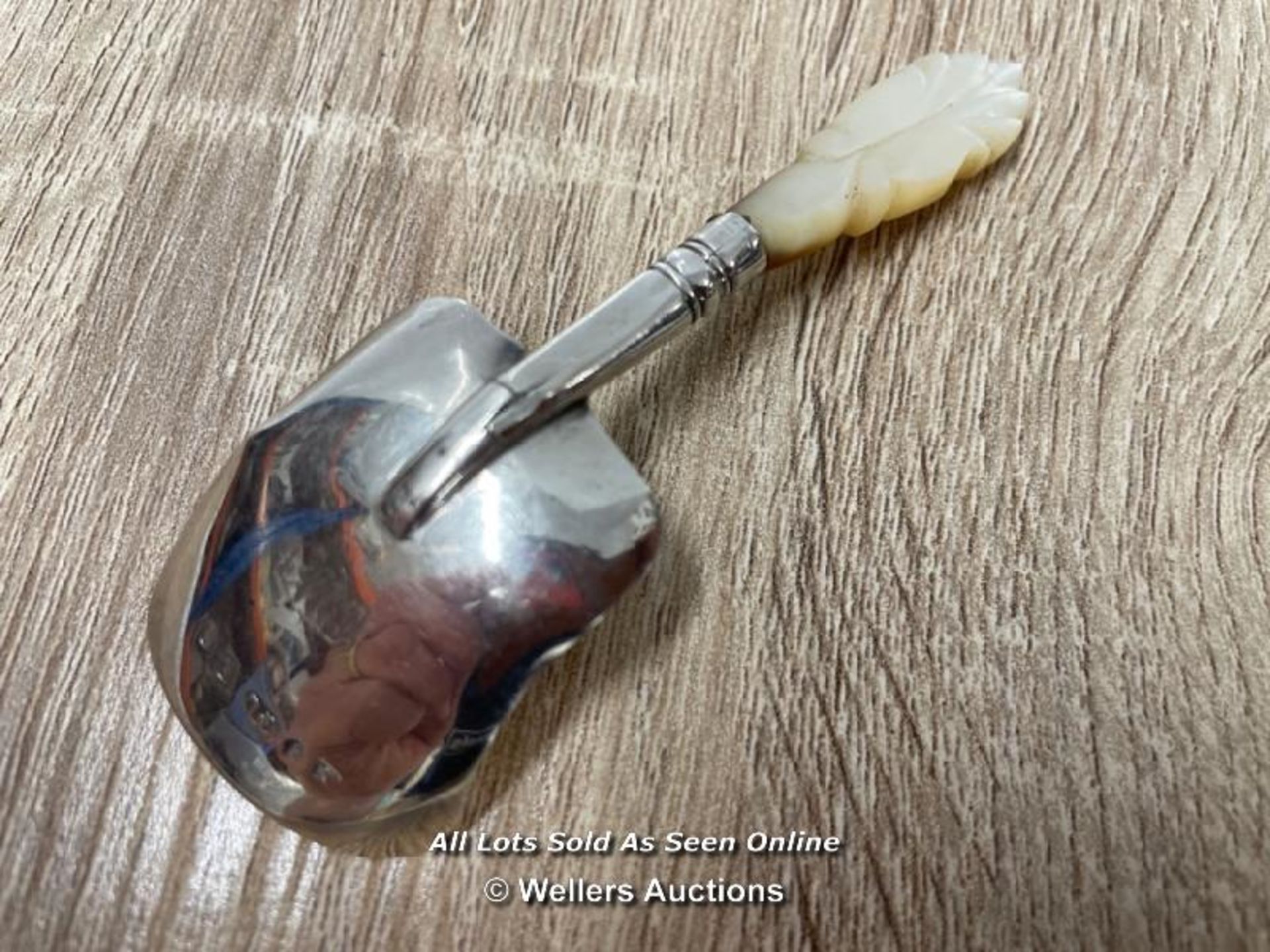 *1843 ANTIQUE SOLID SILVER & NATURAL MOTHER OF PEARL TEA CADDY SCOOP/SPOON - Image 2 of 3