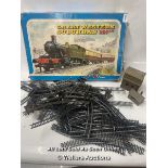AIRFIX GREAT WESTERN SUBURBAN TRAIN SET NO. 54056-0. INCLUDES LOCOMOTIVE, 2X CARRAGES, TRACKS AND
