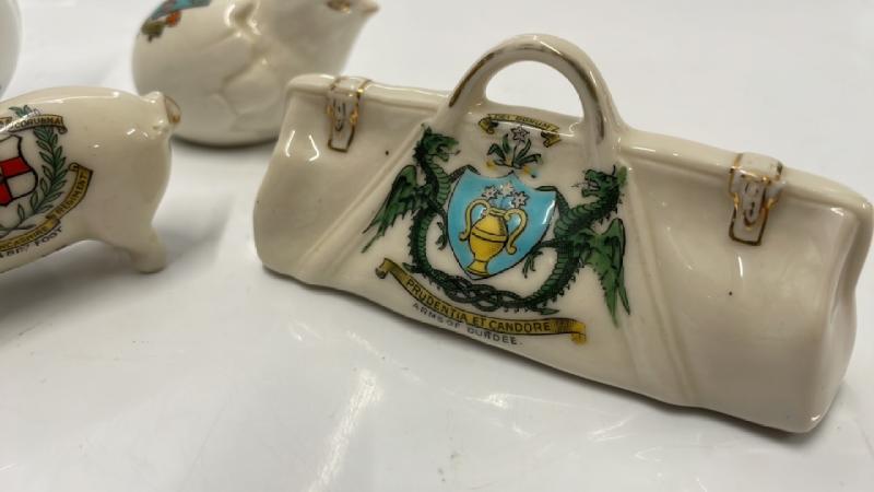 CRESTED CHINA: SUSSEX PIG, CHICK WITH GLASTONBURY ARMS, CARLTON GLADSTONE BAG, RAMSGATE POT - Image 2 of 3