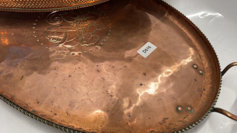 LARGE OVAL TWIN HANDLED COPPER TRAY BY HUGH WALLIS, 63CM OVERALL; PAIR OF PREVIOUSLY PLATED OVEL - Bild 2 aus 4