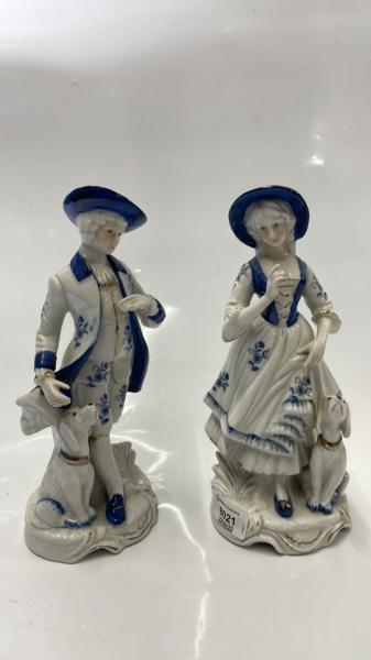 PAIR OF LEONARDO COLLECTION BLUE AND WHITE FIGURINES