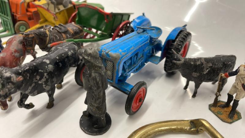 LEAD FARM AND ZOO: HILL & CO HORSE-DRAWN CART, ANOTHER BY BRITAINS, VARIOUS FIGURES AND ANIMALS, - Bild 2 aus 4