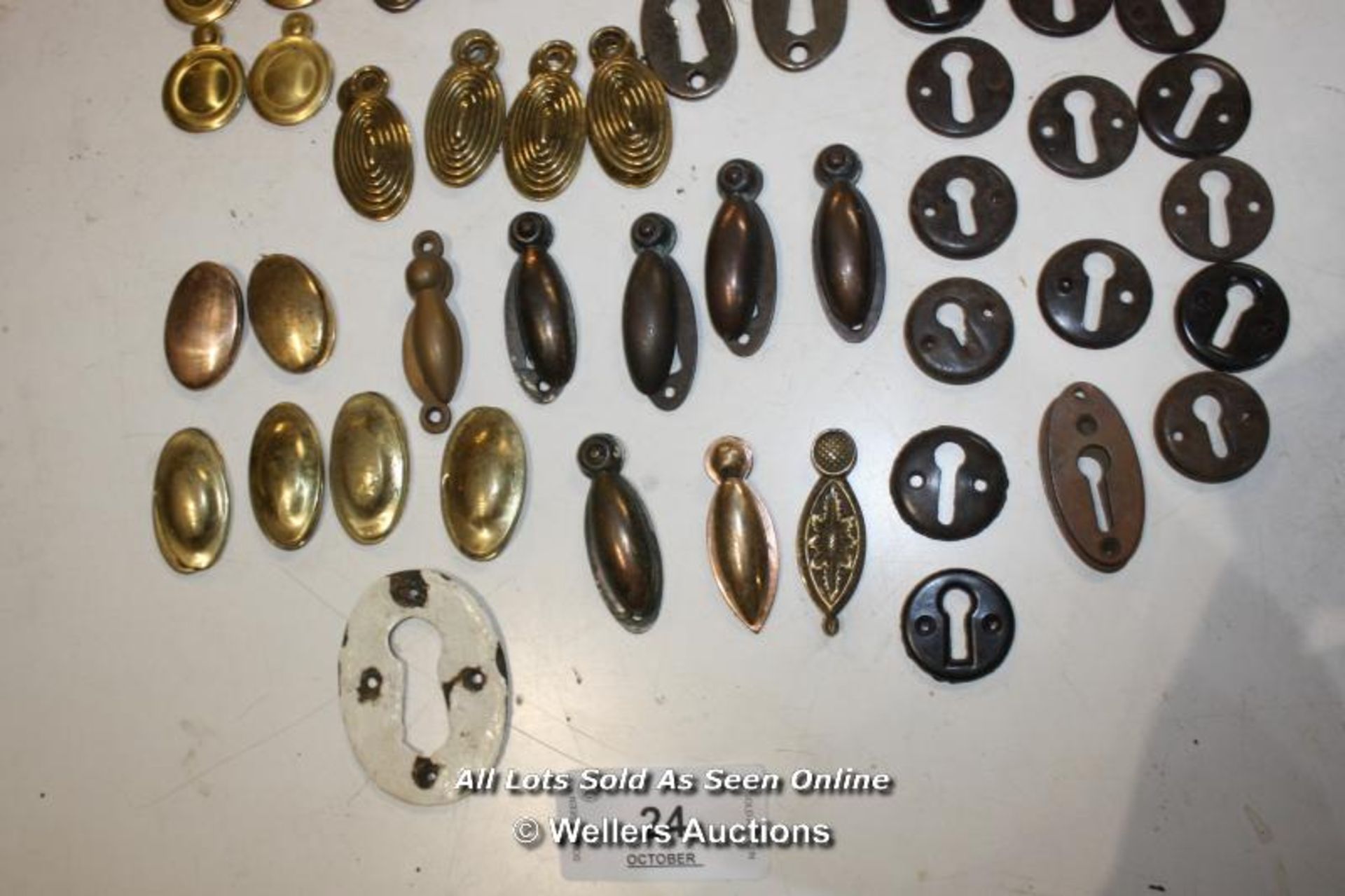 ASSORTMENT OF BRASS WOODEN AND BAKELITE ESCUTCHEONS AND BACK PLATES - Image 3 of 3