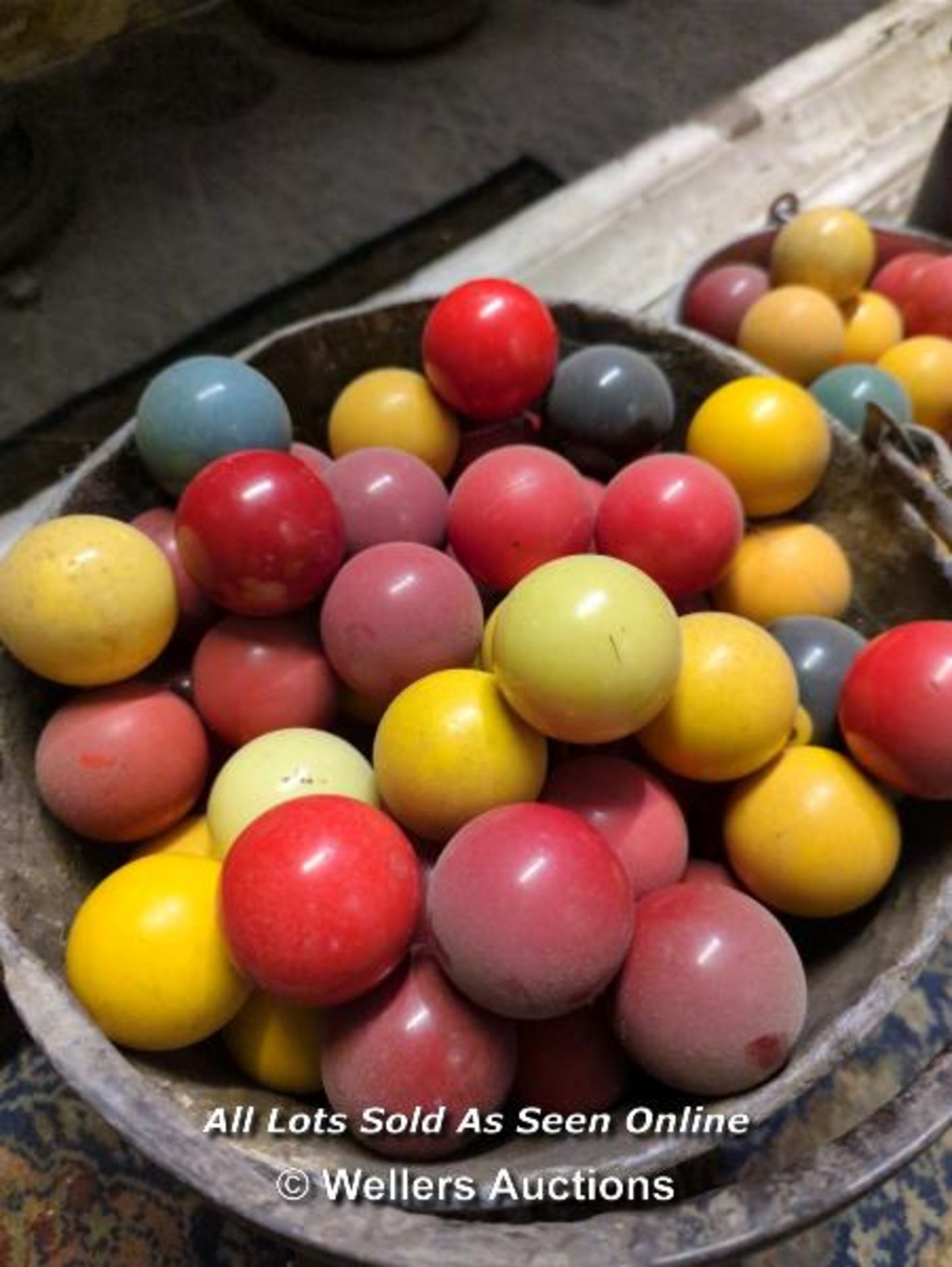 LARGE QUANTITY OF SNOOKER BALLS AND ACCESSORIES - Image 2 of 3