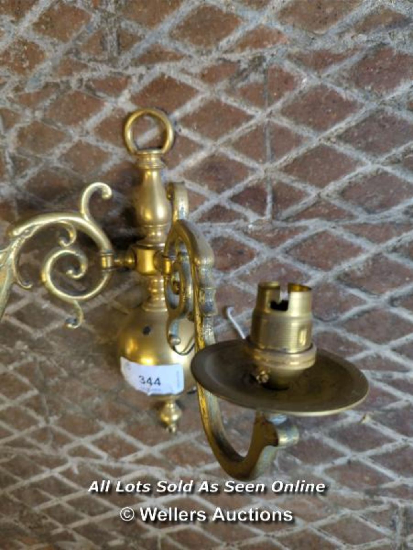 SET OF SEVEN MATCHING PERIOD BRASS WALL LIGHTS - Image 2 of 5