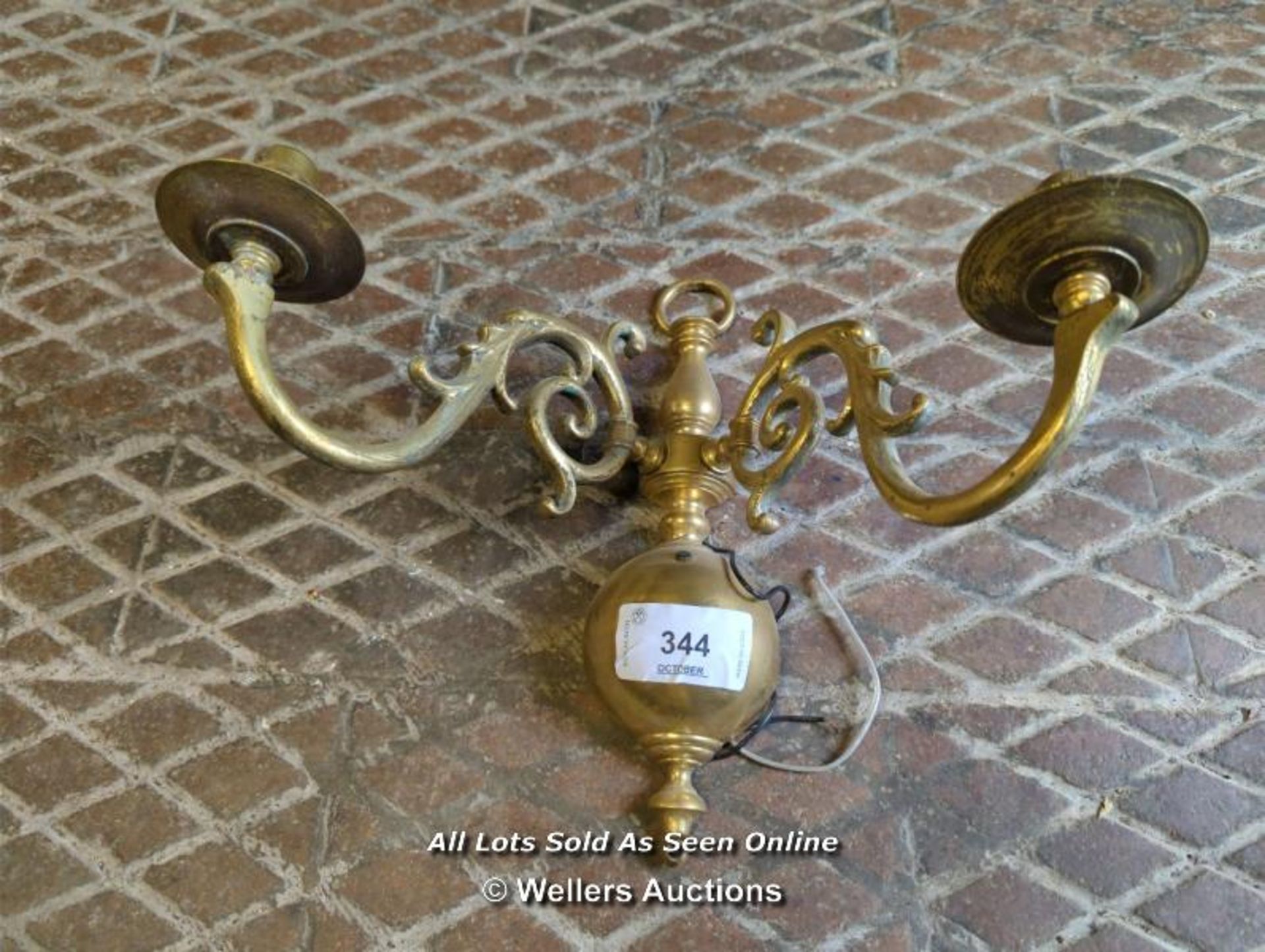 SET OF SEVEN MATCHING PERIOD BRASS WALL LIGHTS - Image 3 of 5
