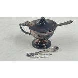 A SMALL ANTIQUE METAL CONDIMENT POT (6CM HIGH) WITH TWO SPOONS