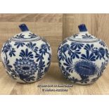 A PAIR OF BLUE & WHITE LIDDED JARS DECORATED WITH FLOWERS, 15CM HIGH