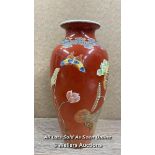 ANTIQUE JAPANESE VASE DECORATED WITH BUTTERFLY AND FLOWERS, MARKED AT THE BASE. 30.5CM HIGH