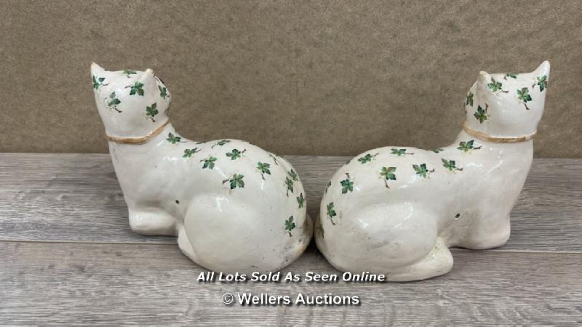 A PAIR OF LATE STAFFORDSHIRE CATS, 16.5CM HIGH - Image 3 of 4