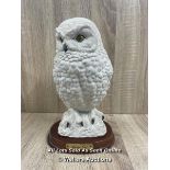 MOUNTED STATUE OF A SNOWY OWL, 23CM HIGH