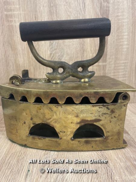 CHINESE BRASS PRESS IRON WITH CHARACTER INSCRIPTION PLAQUE, 21 X 22 X 12CM - Image 2 of 6