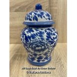A SMALL BLUE & WHITE GINGER JAR DECORATED WITH FLOWERS. 16CM HIGH
