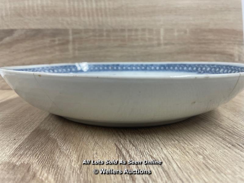 A CHINESE BLUE & WHITE BOWL DECORATED WITH BIRDS, 26CM DIAMETER, 4.8CM HIGH. HAS BEEN REPAIRED - Image 3 of 4