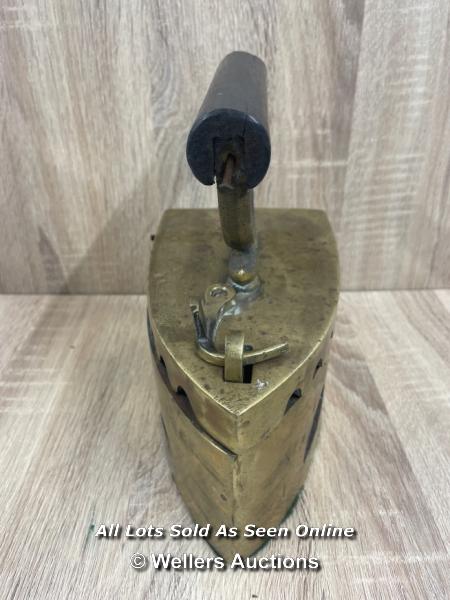 CHINESE BRASS PRESS IRON WITH CHARACTER INSCRIPTION PLAQUE, 21 X 22 X 12CM - Image 3 of 6