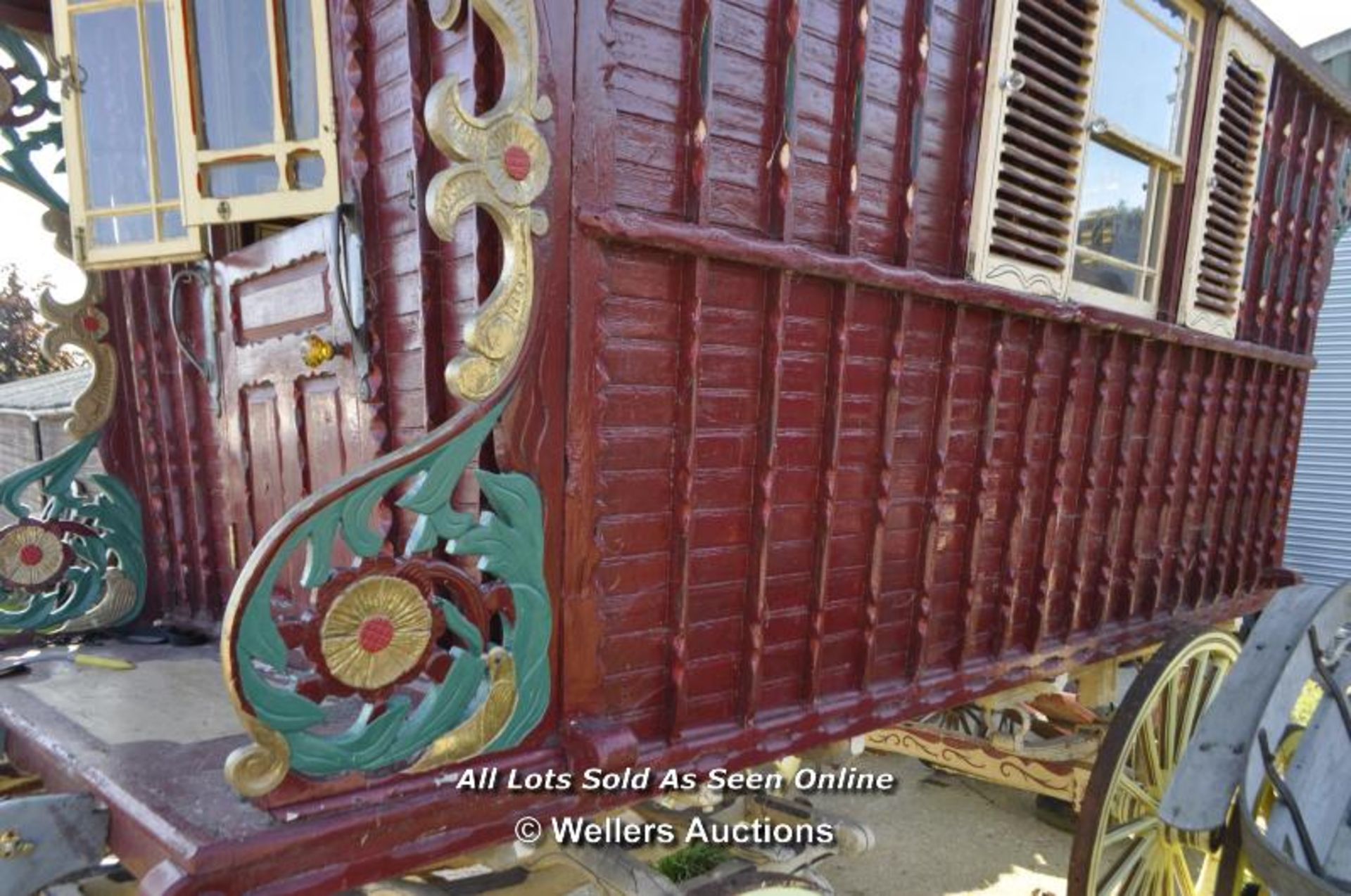 READING GYPSY WAGON, STAMPED 1871, WITH BUILT IN BED, CAST IRON LOG BURNER, LEAF SPRING SUSPENSION - Image 6 of 17