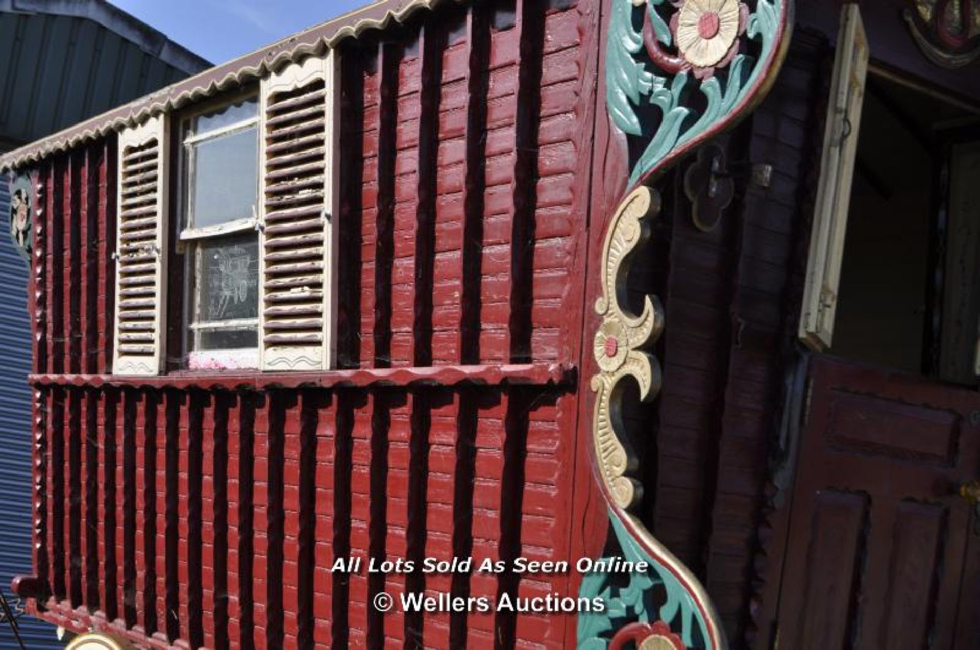 READING GYPSY WAGON, STAMPED 1871, WITH BUILT IN BED, CAST IRON LOG BURNER, LEAF SPRING SUSPENSION - Image 2 of 17