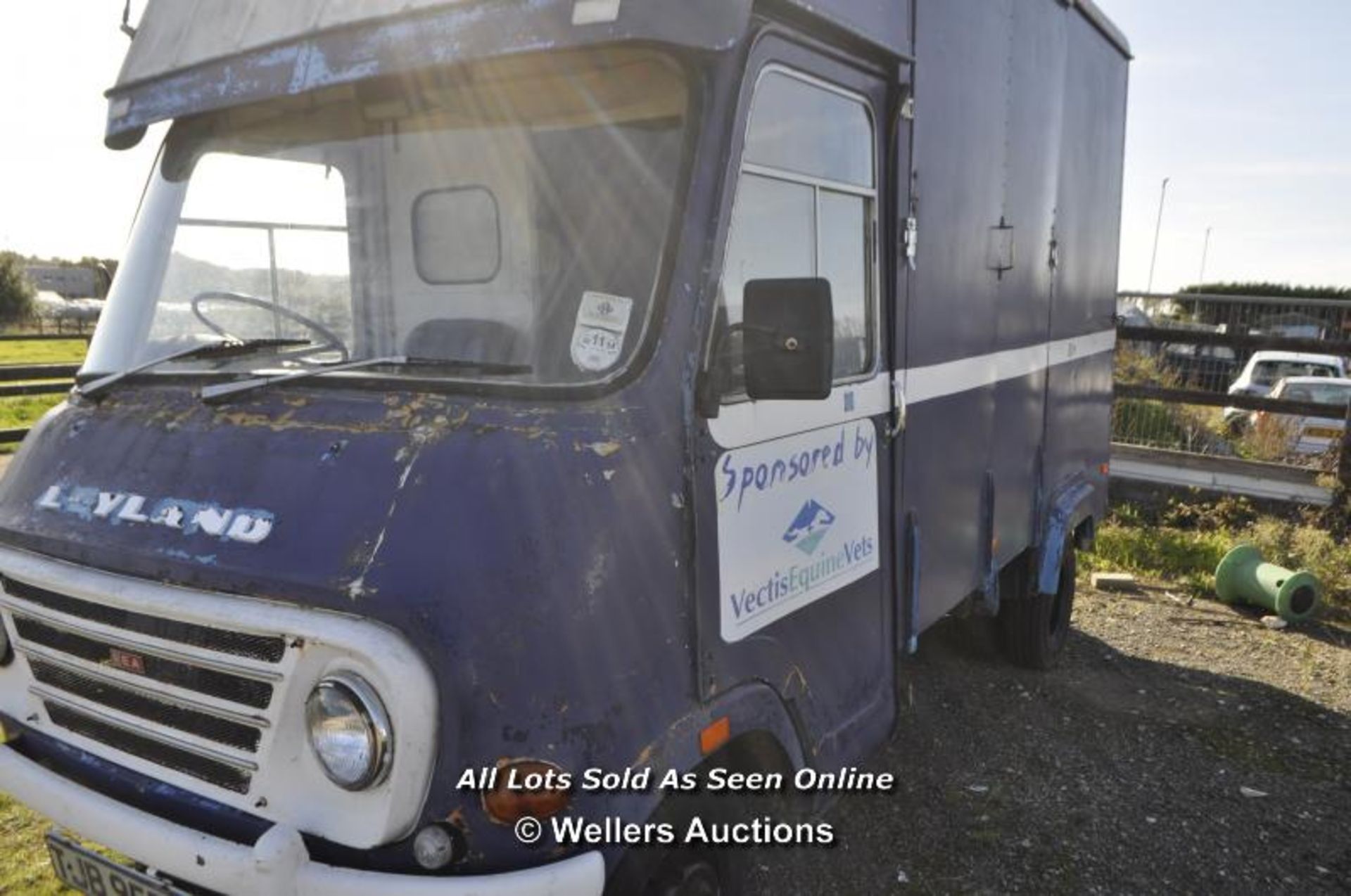 1974 LEYLAND REDLINE HORSEBOX, REG: TJB957M, VIN: 350EA/L61R/18508, ENGINE TYPE: 25U483K, INDICATING - Image 4 of 11