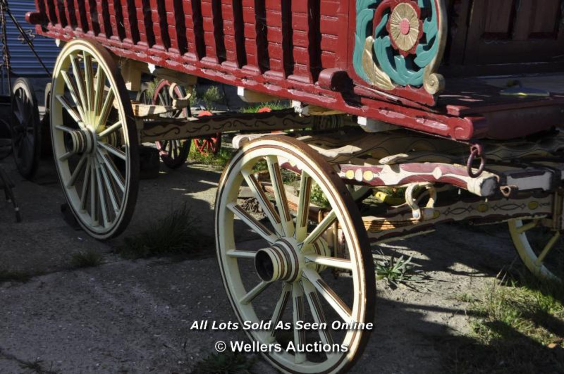 READING GYPSY WAGON, STAMPED 1871, WITH BUILT IN BED, CAST IRON LOG BURNER, LEAF SPRING SUSPENSION - Image 3 of 17