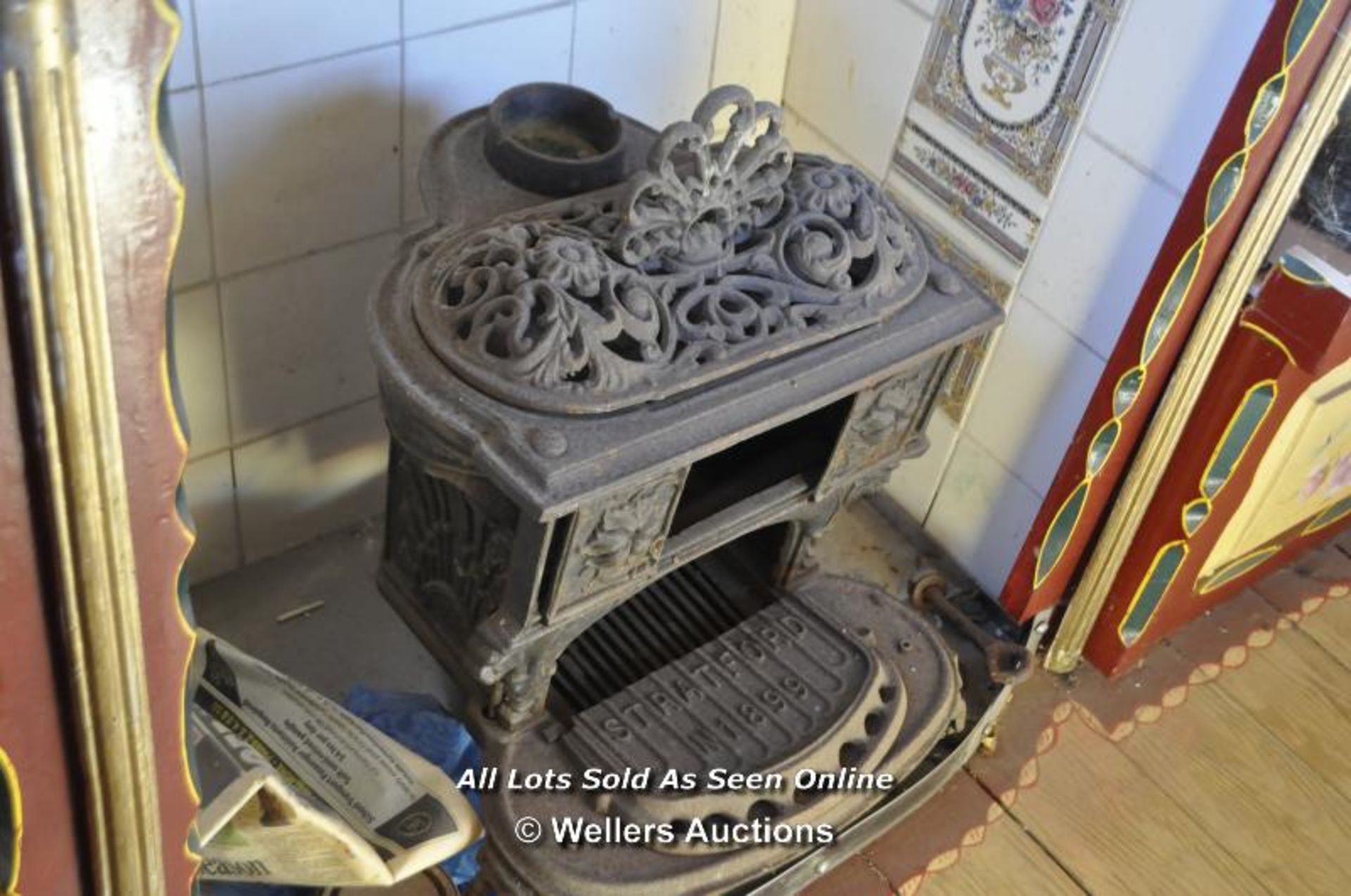 READING GYPSY WAGON, STAMPED 1871, WITH BUILT IN BED, CAST IRON LOG BURNER, LEAF SPRING SUSPENSION - Image 9 of 17