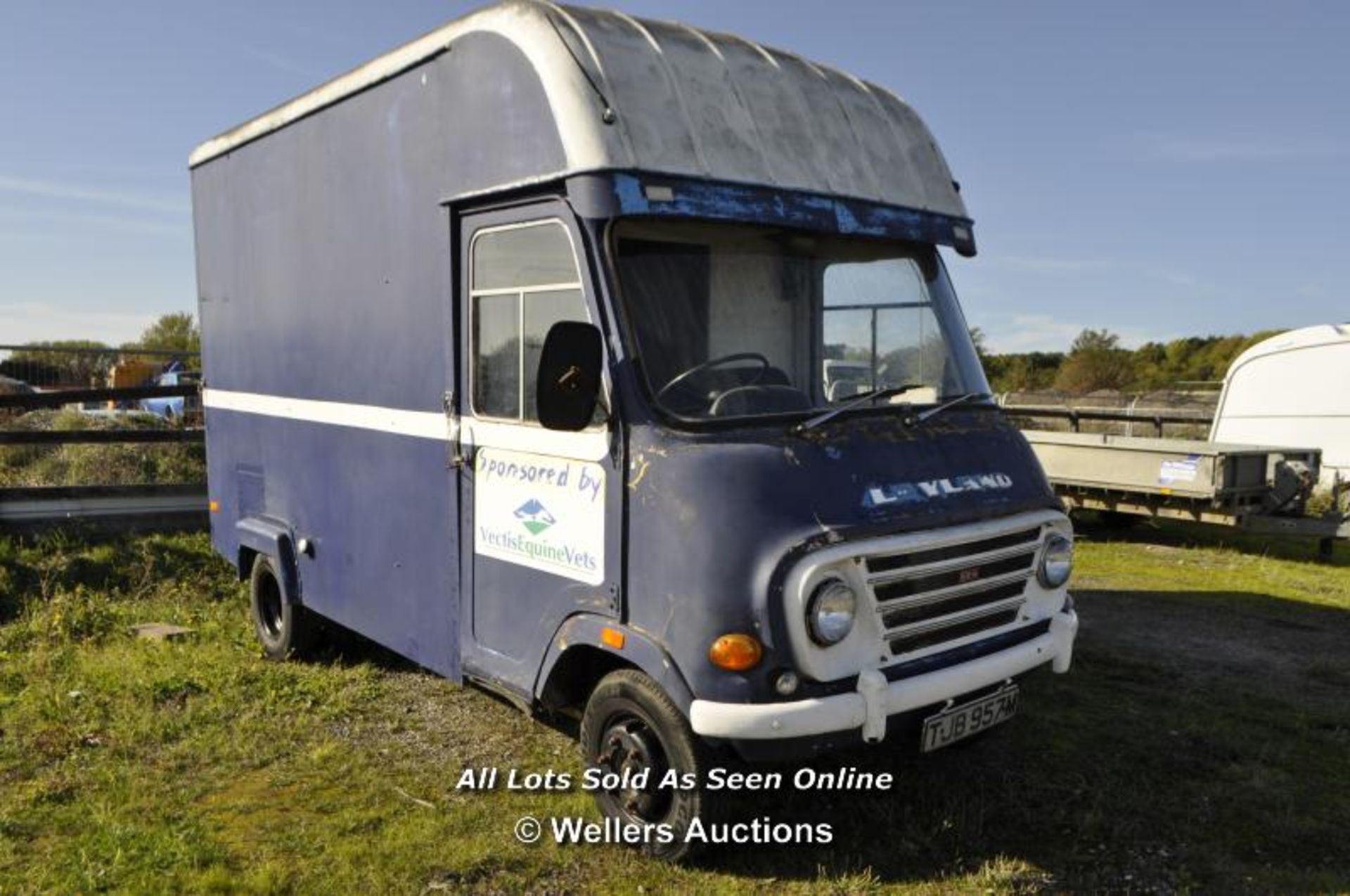 1974 LEYLAND REDLINE HORSEBOX, REG: TJB957M, VIN: 350EA/L61R/18508, ENGINE TYPE: 25U483K, INDICATING - Image 3 of 11