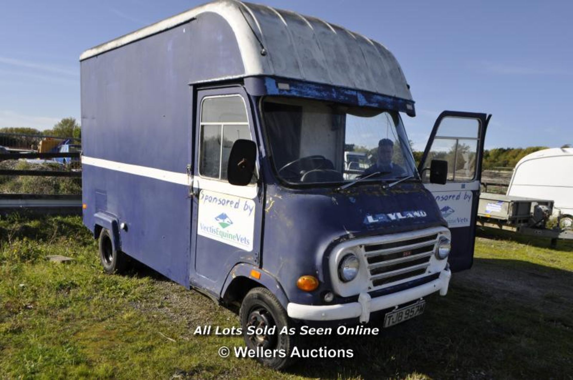 1974 LEYLAND REDLINE HORSEBOX, REG: TJB957M, VIN: 350EA/L61R/18508, ENGINE TYPE: 25U483K, INDICATING - Image 2 of 11