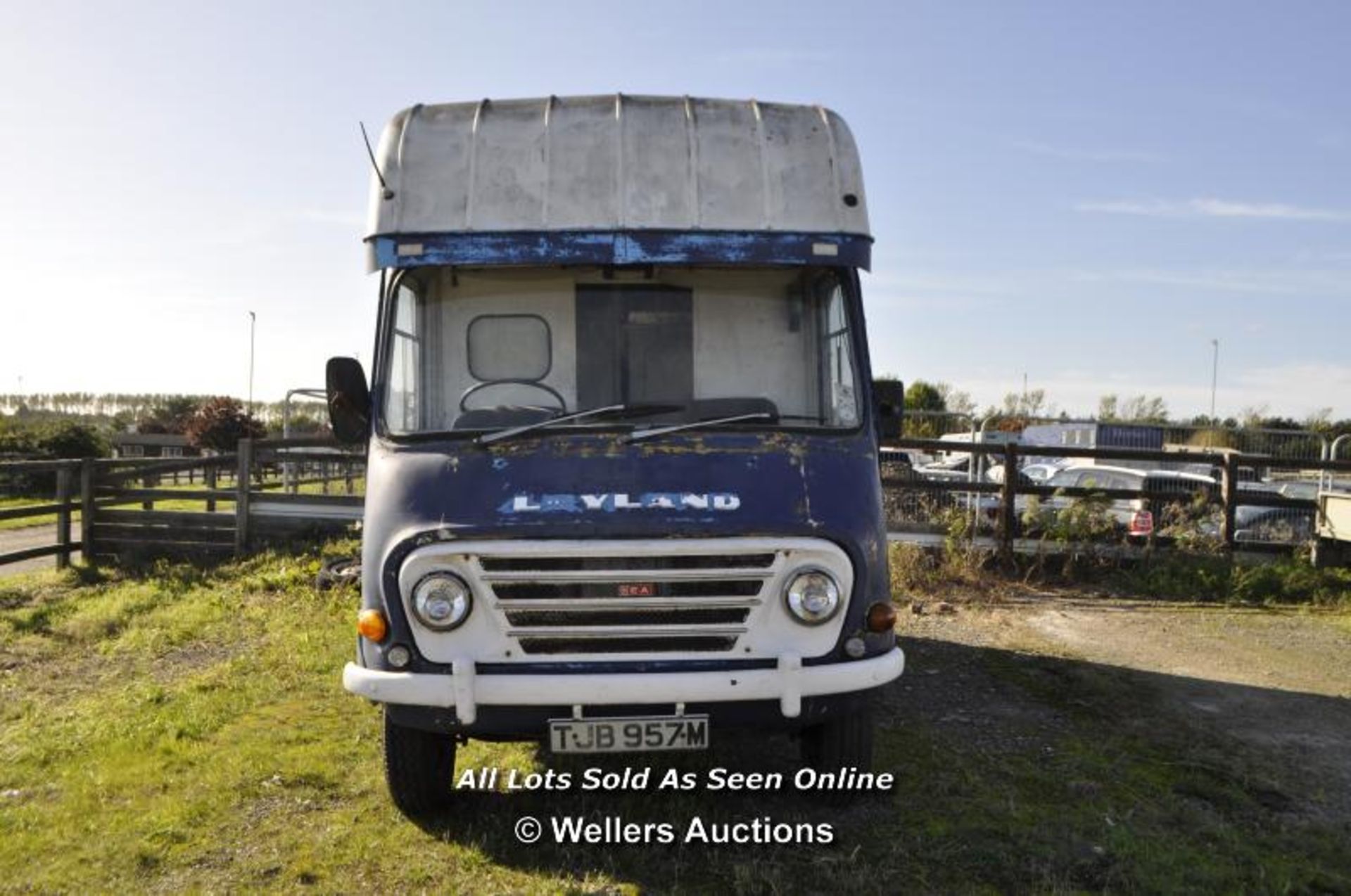 1974 LEYLAND REDLINE HORSEBOX, REG: TJB957M, VIN: 350EA/L61R/18508, ENGINE TYPE: 25U483K, INDICATING