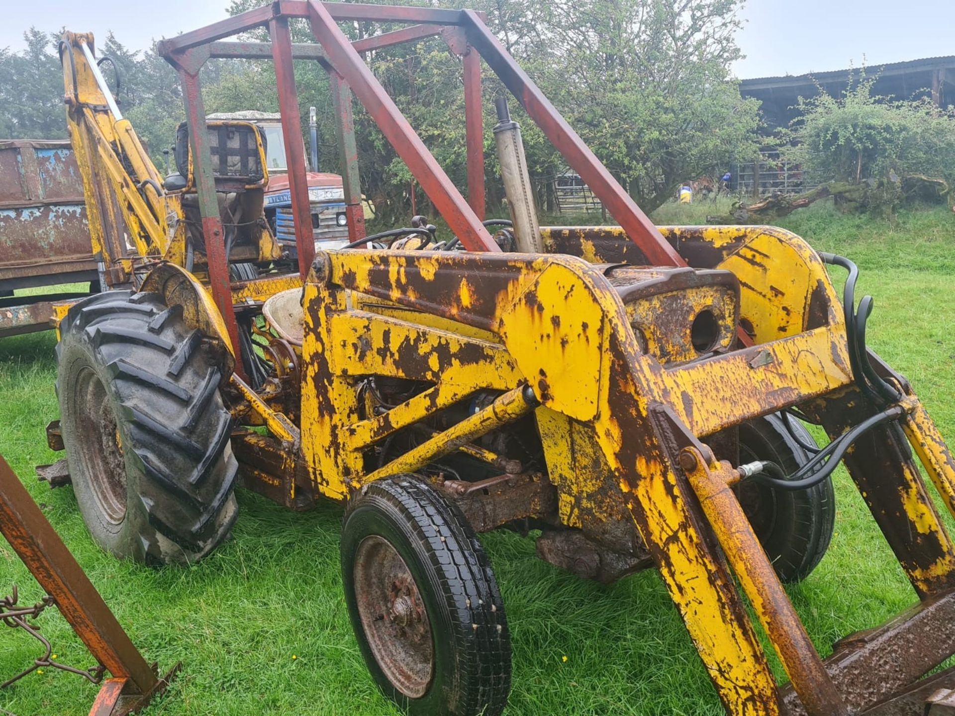 M F DIGGER WITH 3 CYLINDER ENGINE. STARTS AND DRIVES WELL. - Image 3 of 4