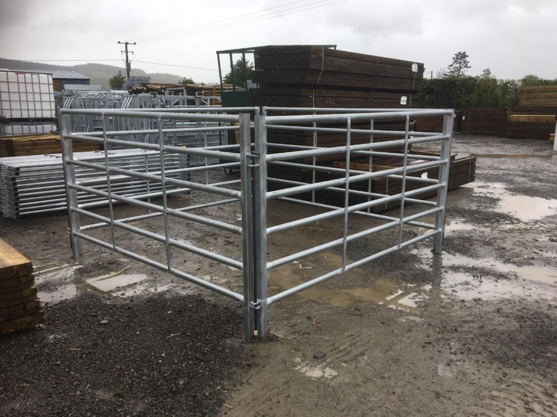 4X10'X5' CATTLE HURDLE C/W RODS