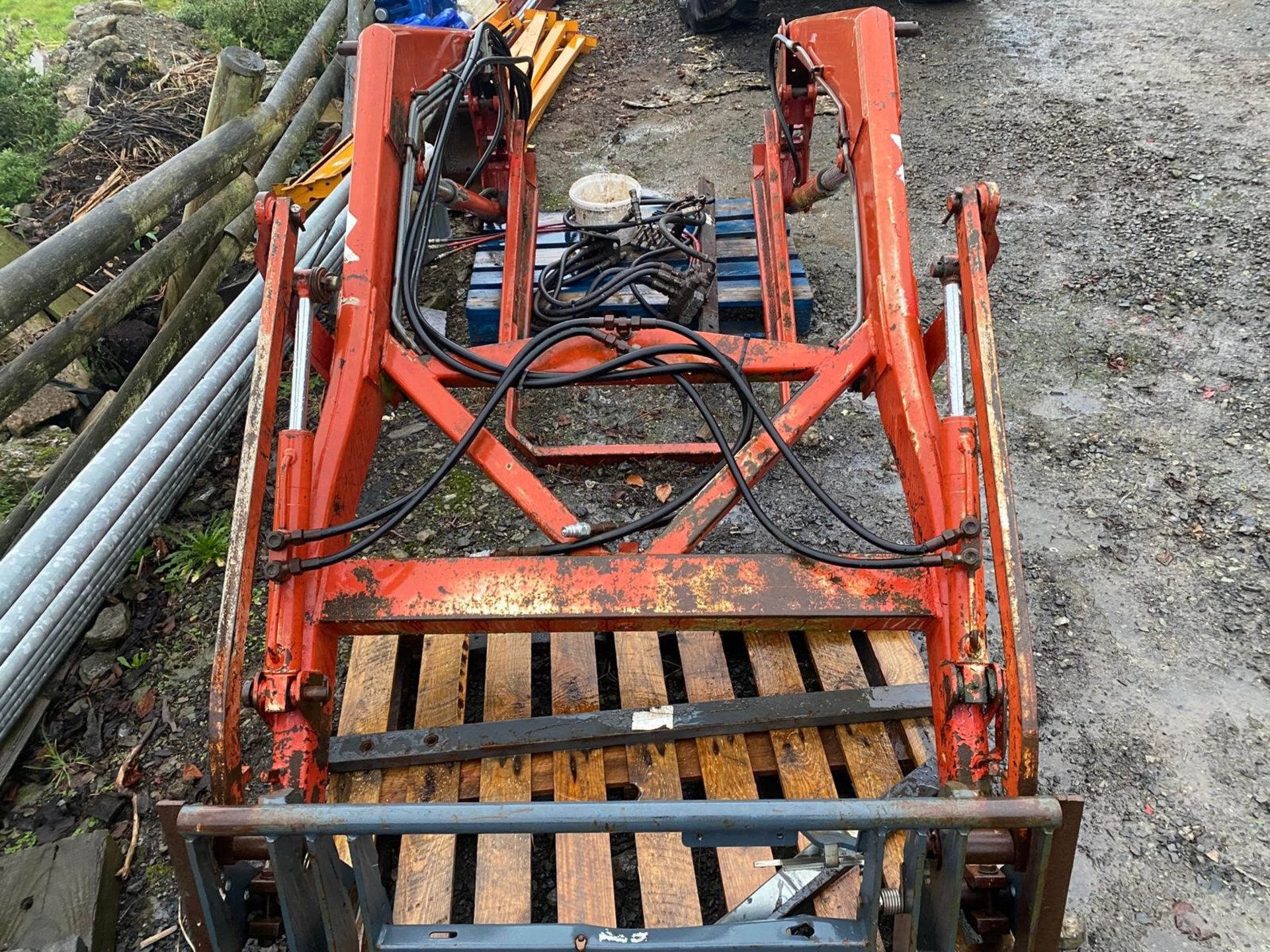 LOADER WITH VALVE BLOCK - Image 3 of 5