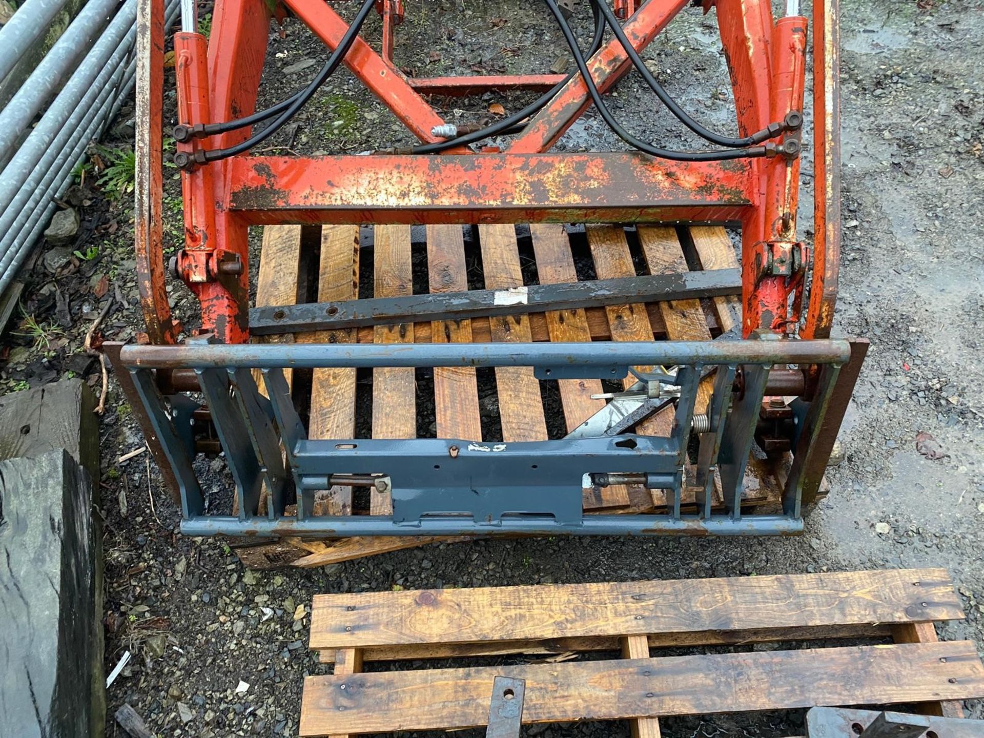 LOADER WITH VALVE BLOCK - Image 4 of 5