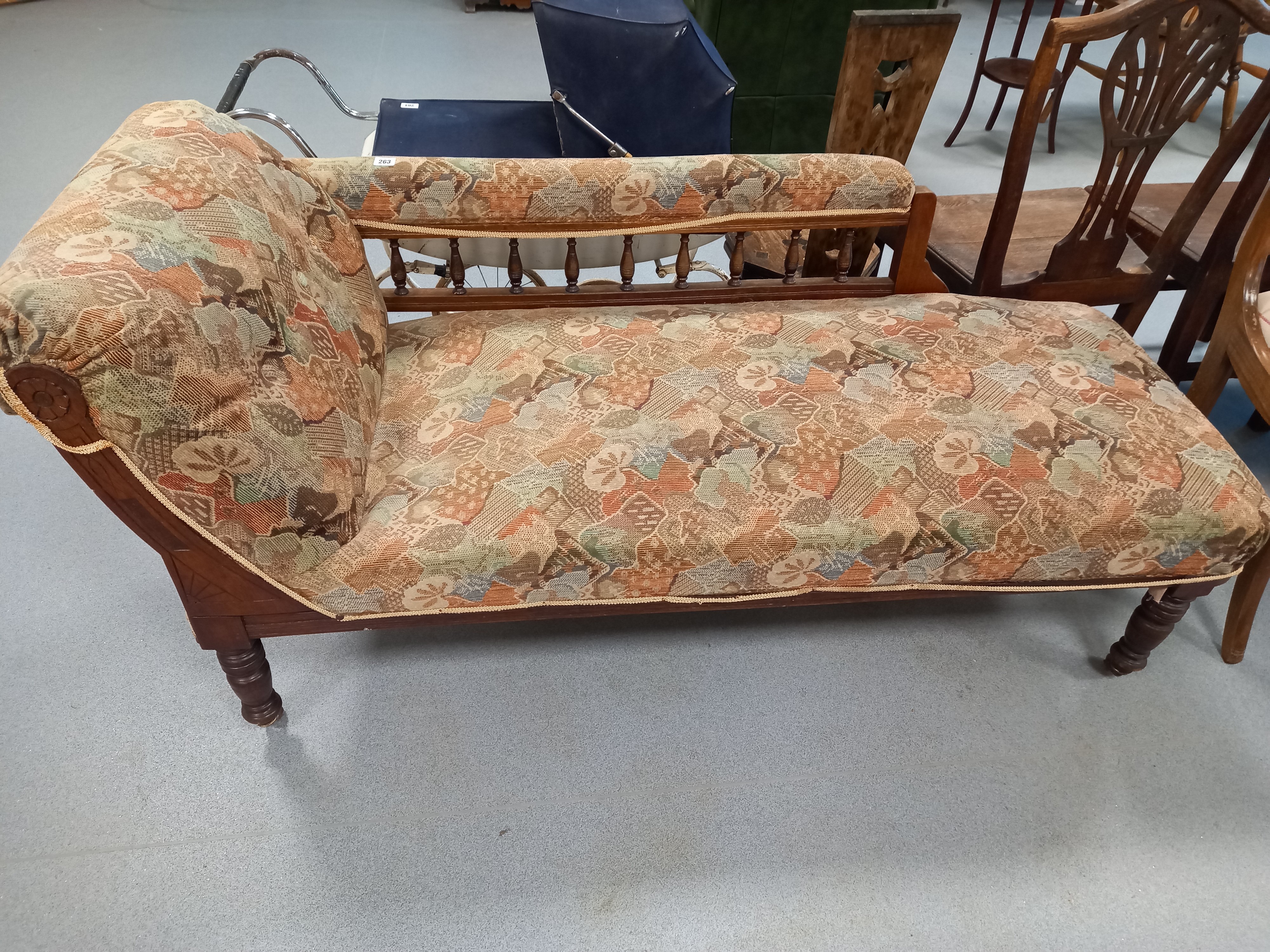 VICTORIAN CHAISE-LOUNGE