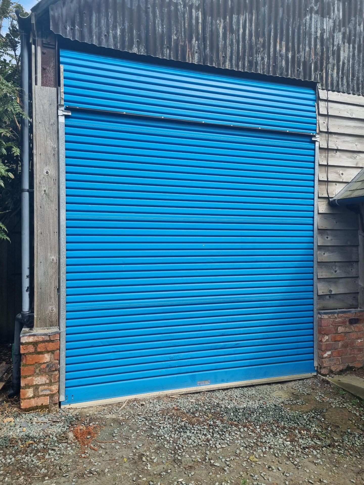 ROLLER DOOR. 3m WIDE X 2.7m HIGH. COMES WITH RUNNERS, CHAINS AND BRACKETS. READY TO FIT . ONE PHOTO - Image 3 of 3