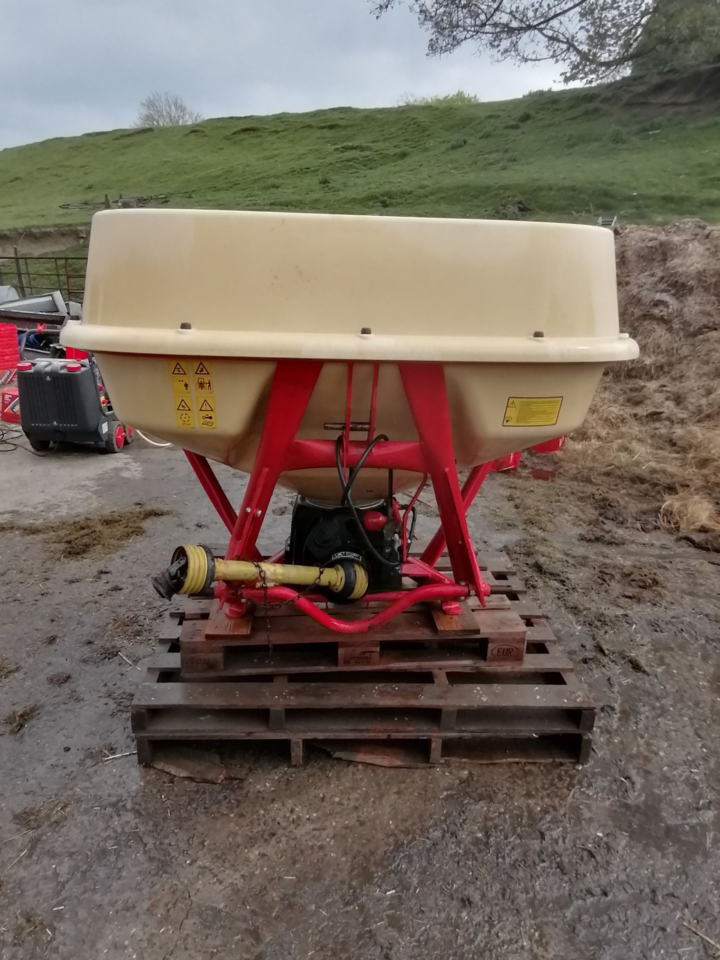 VICON P504 FERTILISER SPREADER