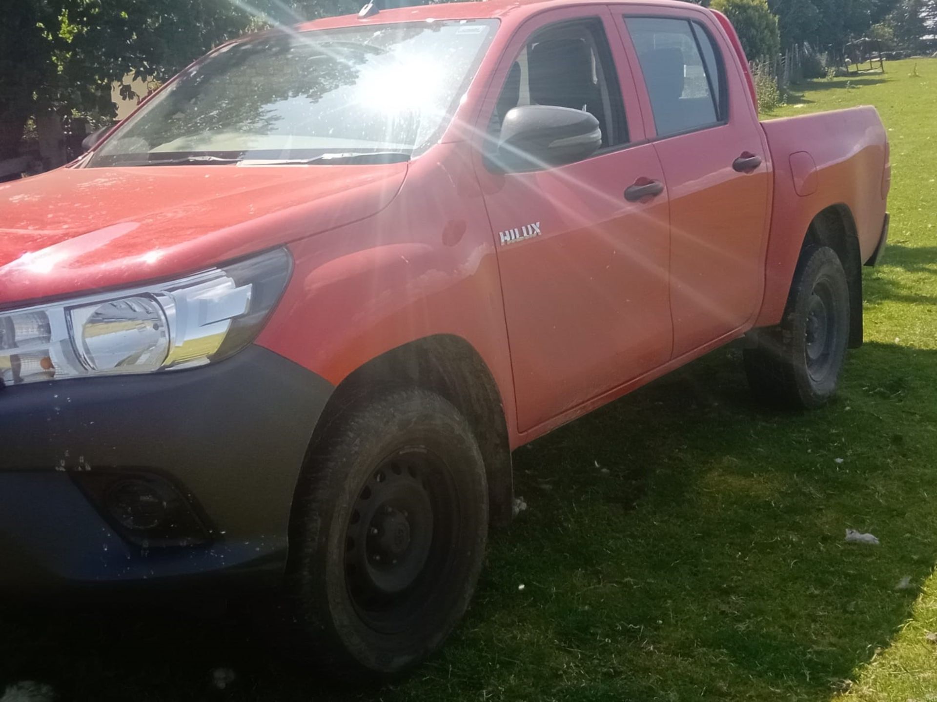 TOYOTA HILUX PICKUP - Image 2 of 5