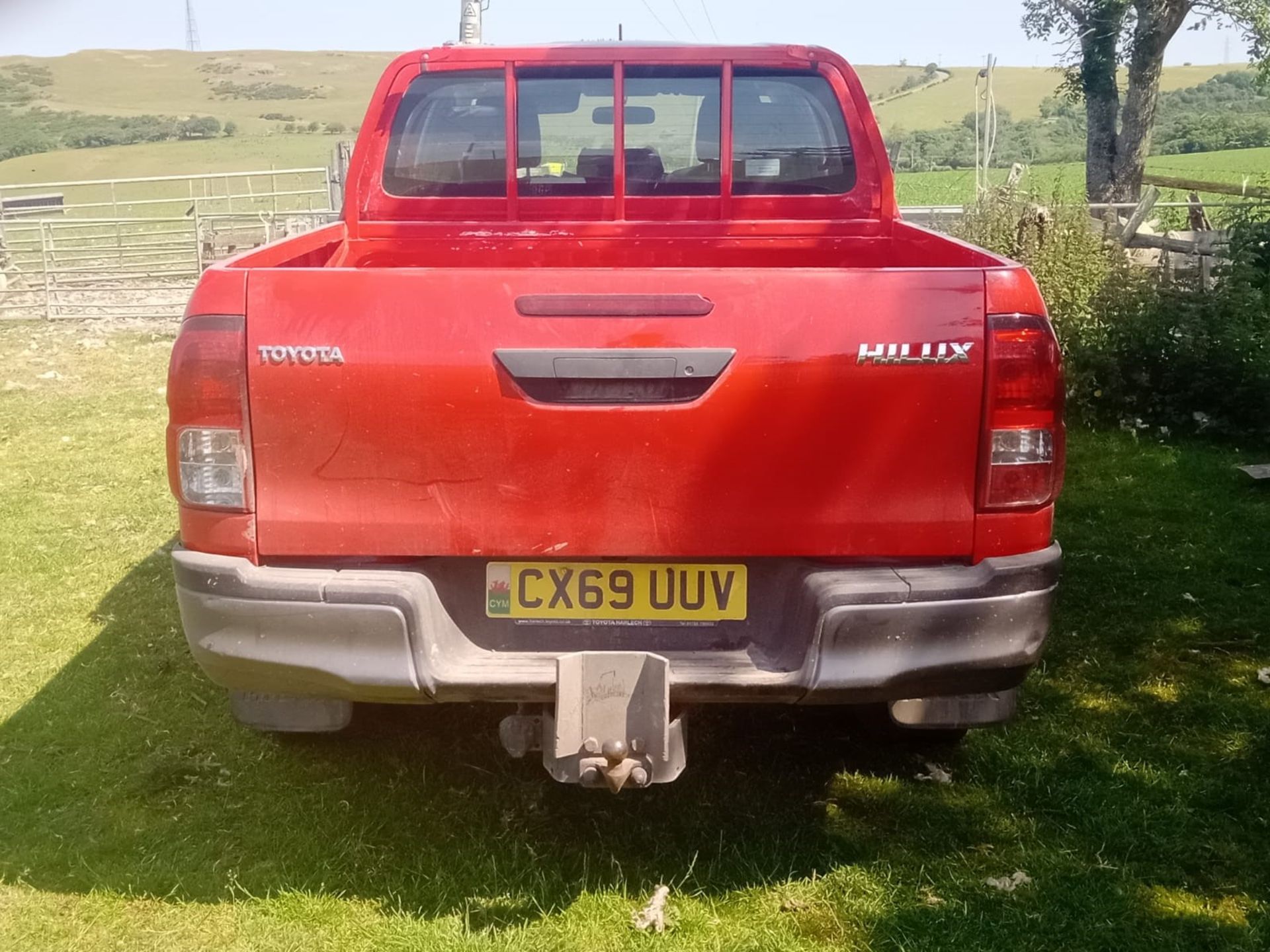 TOYOTA HILUX PICKUP - Image 3 of 5