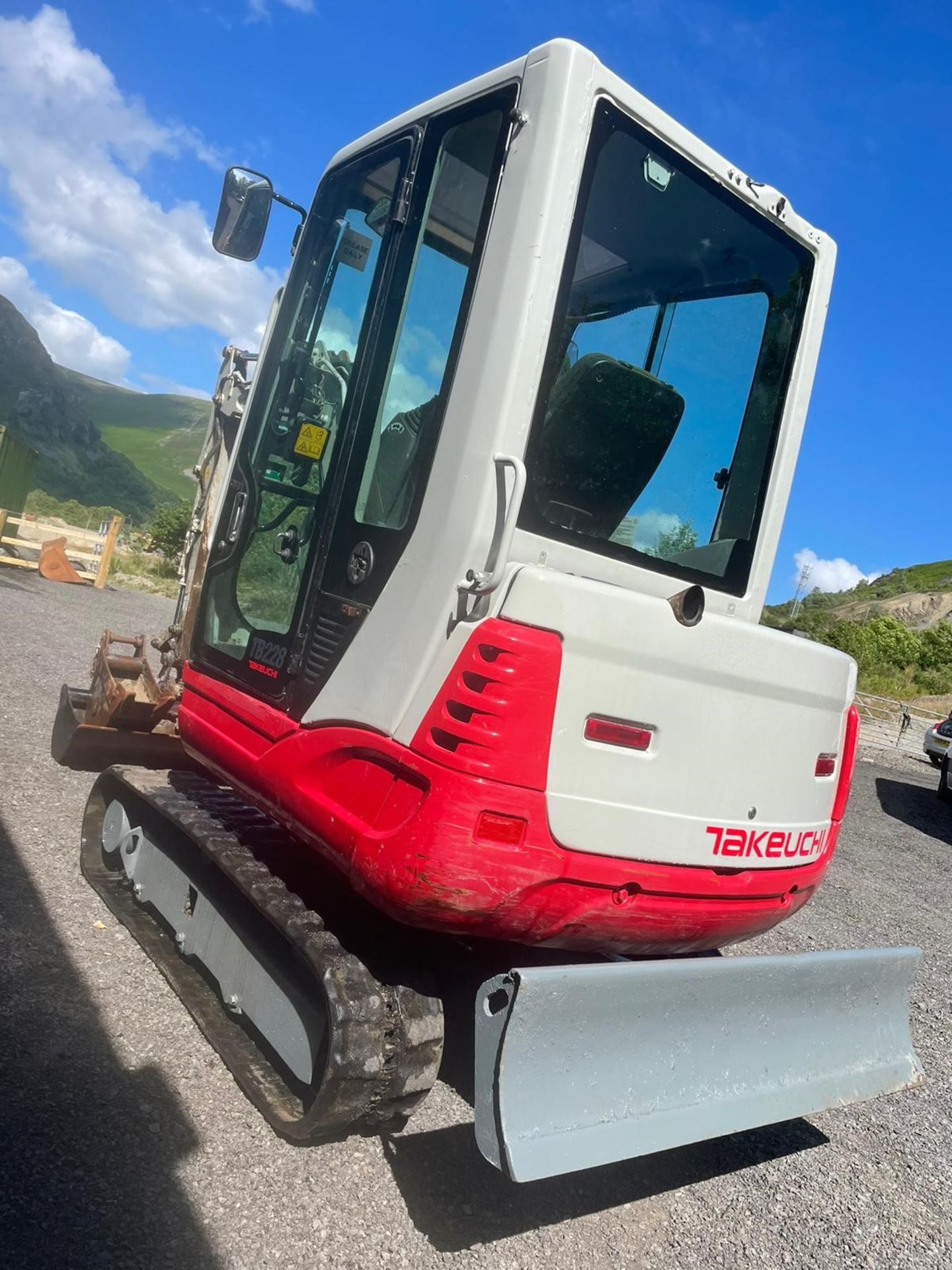 2013 TAKEUCHI TB 228 DIGGER & BUCKETS - Image 3 of 5