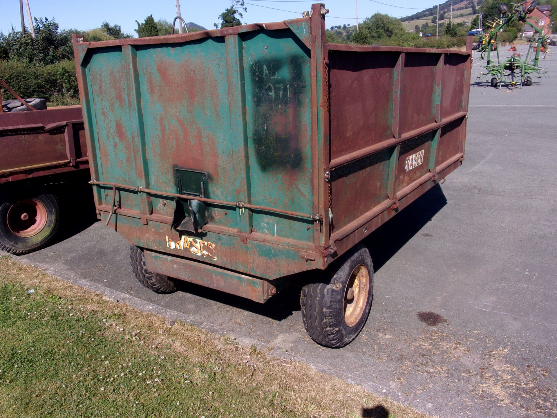 TIPPING TRAILER WITH NEW TYRES - Image 2 of 3