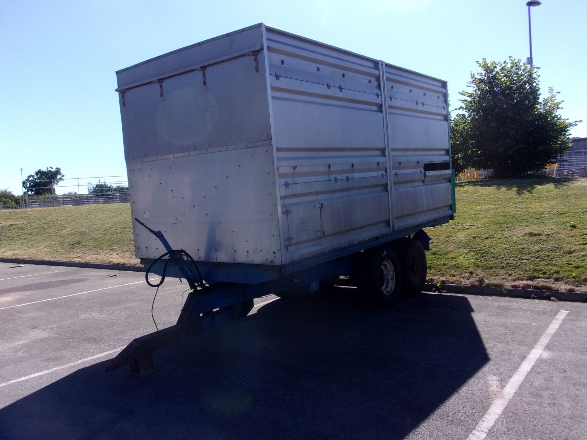 LIVESTOCK TRAILER - Image 2 of 3