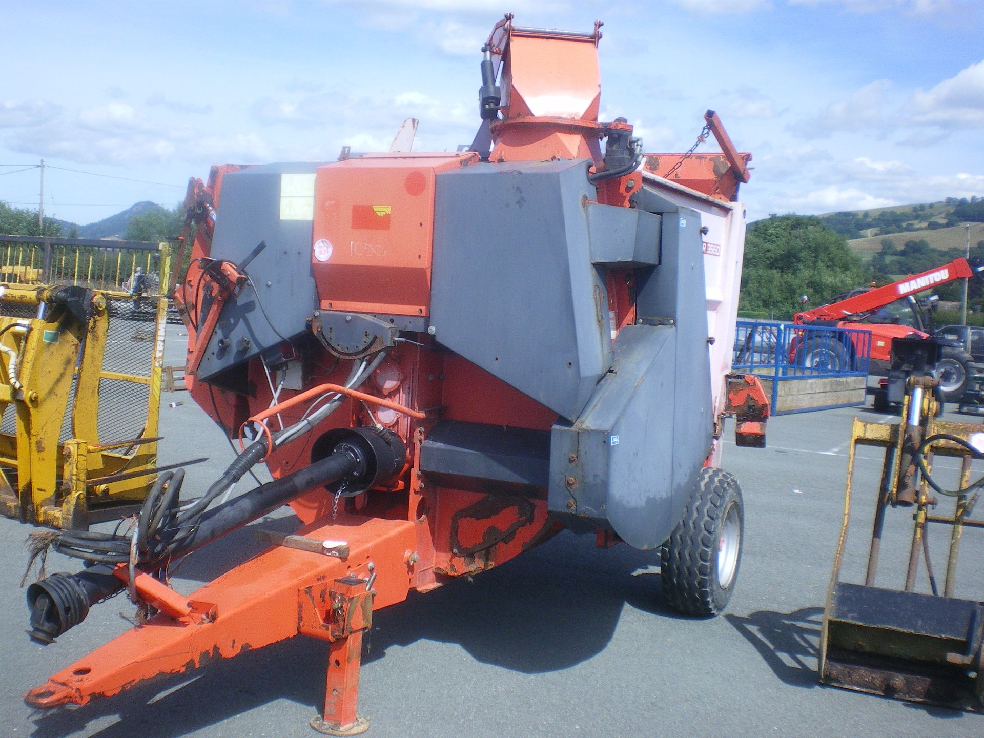 KUHN STRAW CHOPPER/ FEEDER - Image 2 of 2