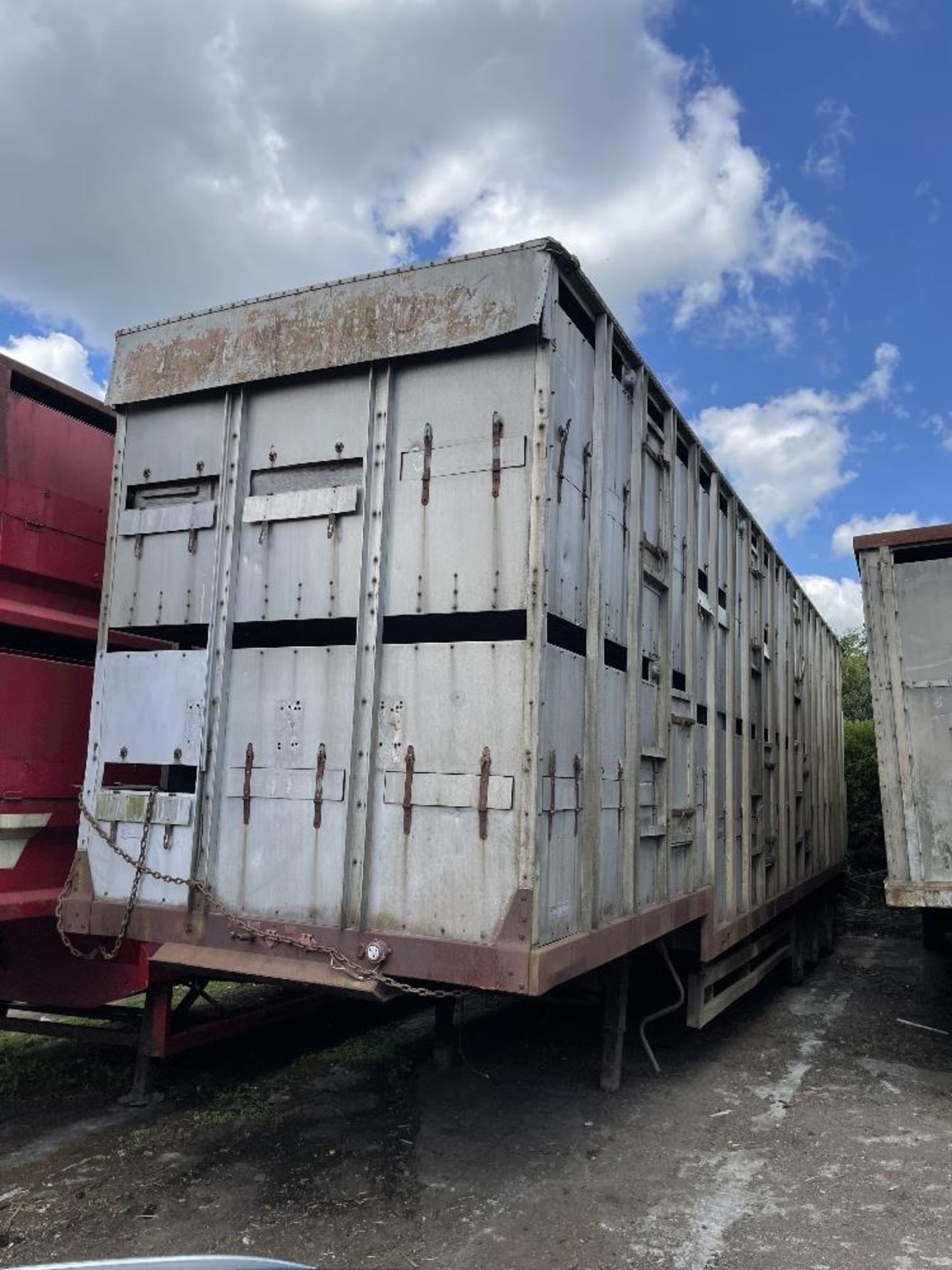 LIVESTOCK TRAILER ON STEP FRAME TRAILER