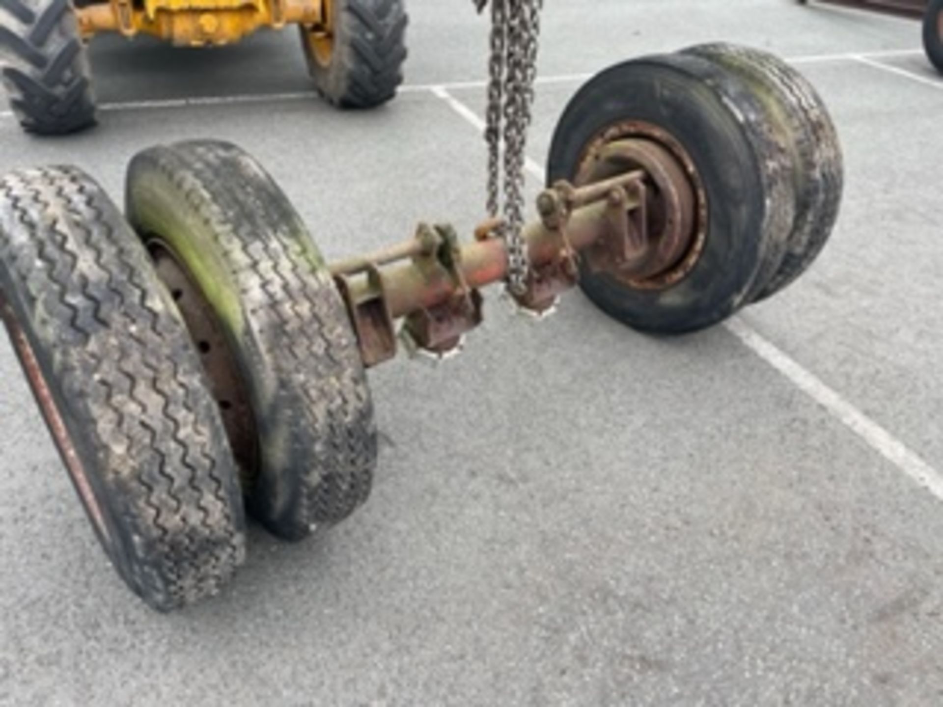 LORRY AXLE WITH TWIN WHEELS