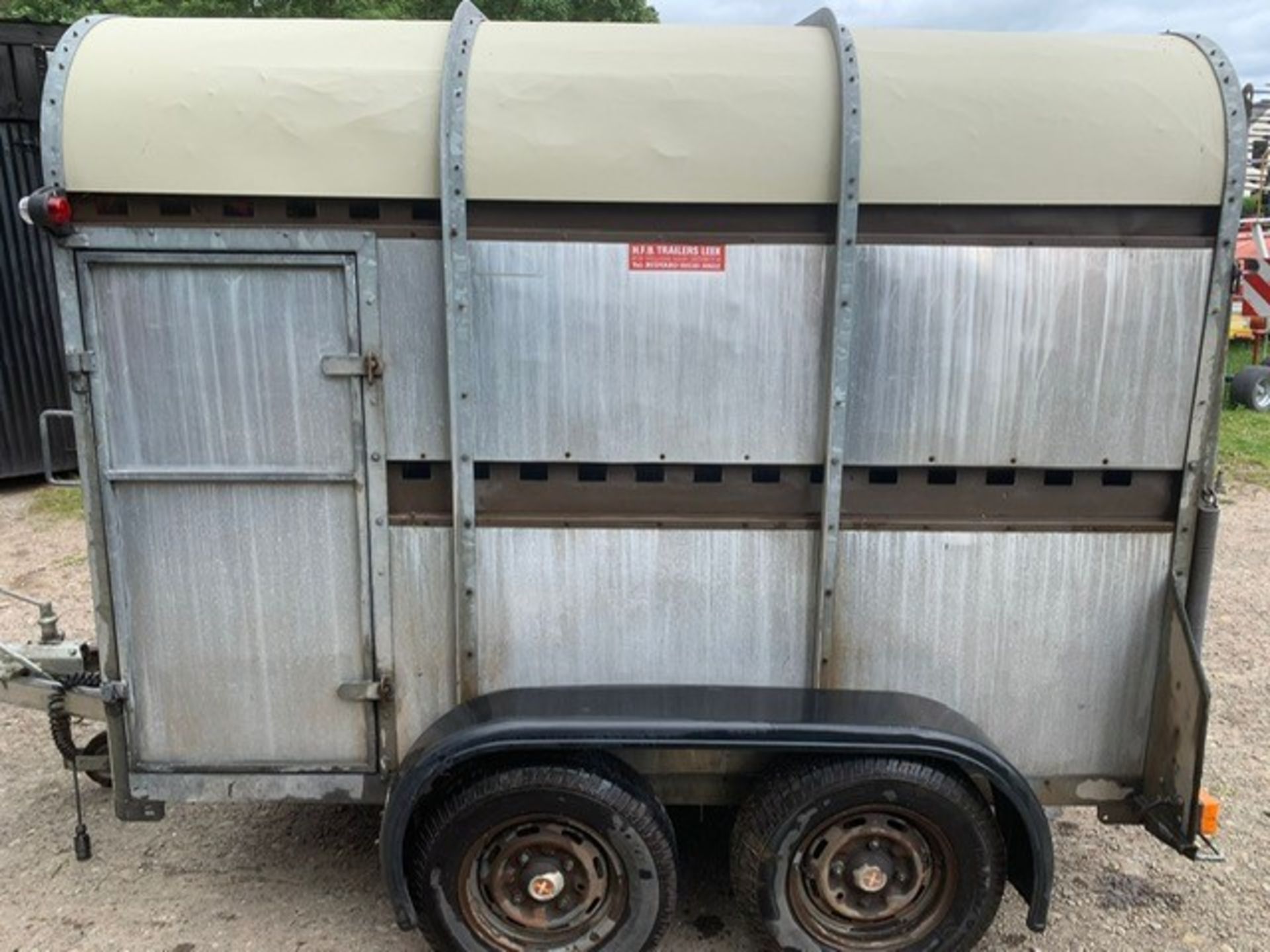 BATESON 8X5 LIVESTOCK TRAILER - Image 6 of 7