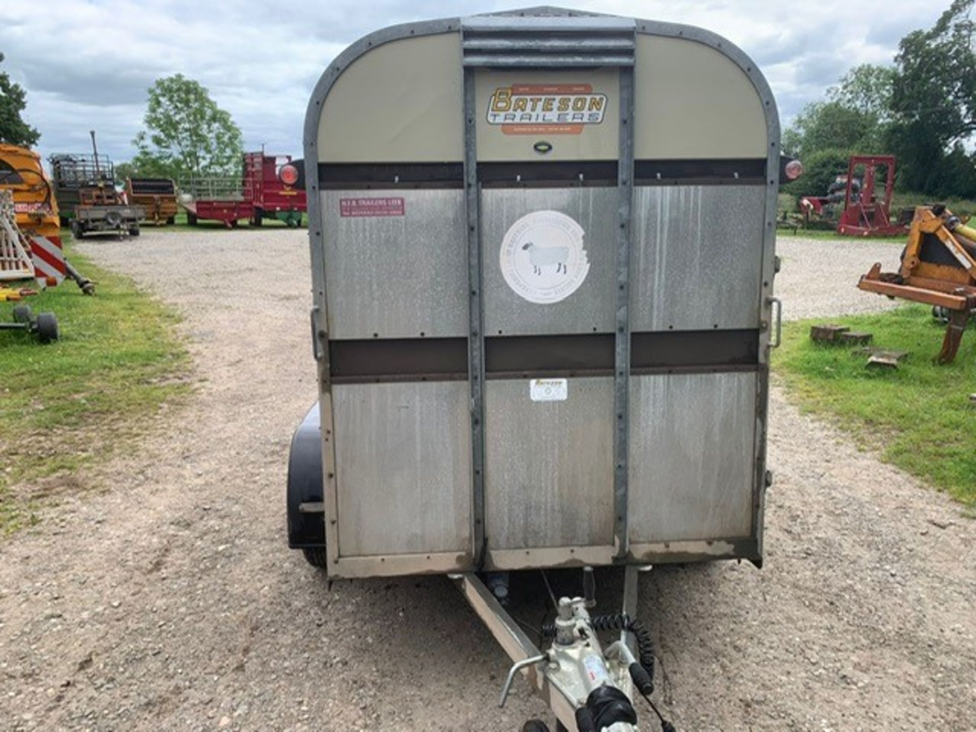 BATESON 8X5 LIVESTOCK TRAILER - Image 2 of 7