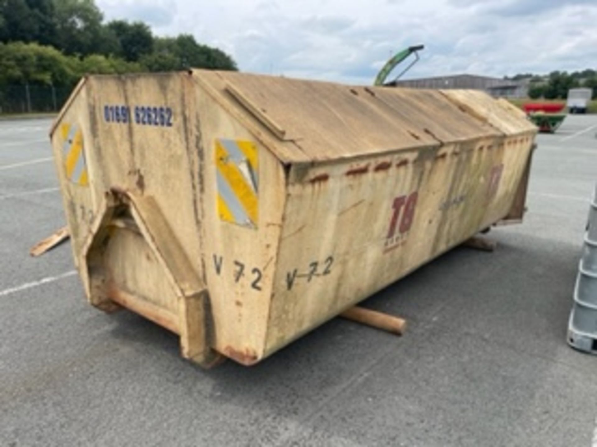 ENCLOSED HOOK LIFT SKIP