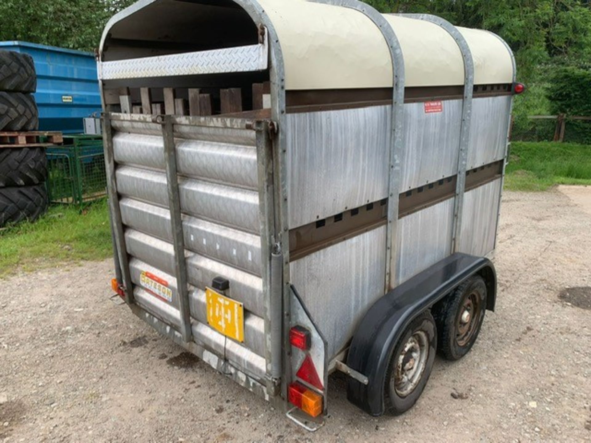 BATESON 8X5 LIVESTOCK TRAILER - Image 3 of 7